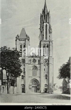 Senlis . E Les origines de léglise Notre-Dame se compli-quent de ce fait ([iie cette église, cathédrale aumoyen âge et juscjuà la Révolution, ne Ta pas étéprimitivement. Saint lîieuL Tapotre du alois. vintà Senlis vers la lin du m siècle et y fonda plu-sieurs églises, dont la basili(|ue de Saint-Pierre etSaint-Paul, oii furent enterrés le saint et ses j)rc-miers successeurs et (|ui paraît avoir été la cathé-drale; elle se trouvait hors des murs de la cité làoù séleva tlans la suite la loUégiale de Saint liicnl.aujourdhui dis|)arue. L(* saint érigea en outre unautel dédié à la Nierge, à lintér Stock Photo