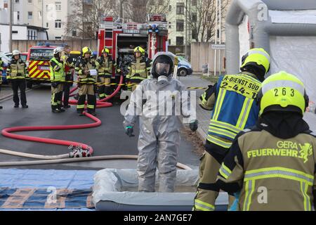 Gera, Germany. 16th Jan, 2020. Firefighters are standing in front of the tax office in Gera, with one man wearing a special protective suit and standing in a water basin for possible decontamination. Here in the mail room a letter with an unknown substance had arrived. The fire department Gera, the police and the rescue service are on site with a large contingent. Credit: Bodo Schackow/dpa-Zentralbild/dpa/Alamy Live News Stock Photo