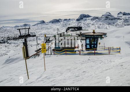 Skiing on the pistes of the Freesports Arena Dachstein Krippenstein with  – easy pistes for warming up and the longest run in Austria! Stock Photo