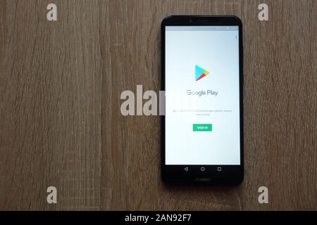Google Play website displayed on Huawei Y6 2018 smartphone Stock Photo