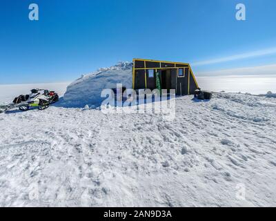Glaciological Society Spring Expedition, Grimsvotn Hut, Vatnajokull Ice Cap, Iceland Stock Photo