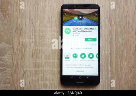 MAPS.ME app on Google Play Store website displayed on Huawei Y6 2018 smartphone Stock Photo