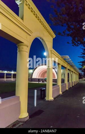 Art Deco Soundshell, Colonnade, Plaza and Napier Arch, by J.T Watson, 1935-39, Napier, Hawke's Bay, North Island, New Zealand Stock Photo
