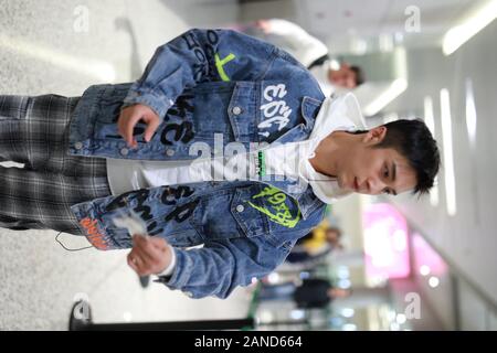 --FILE--Chinese actor Han Dongjun, also known as Elvis Han, shows up at an airport in Shanghai, China, 3 November 2019. *** Local Caption *** fachaosh Stock Photo