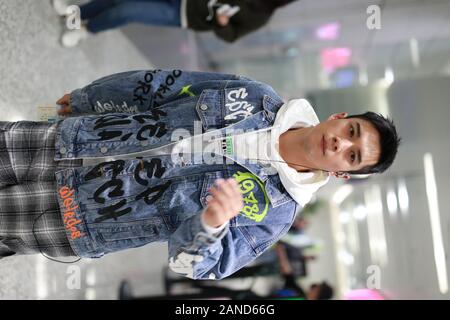 --FILE--Chinese actor Han Dongjun, also known as Elvis Han, shows up at an airport in Shanghai, China, 3 November 2019. *** Local Caption *** fachaosh Stock Photo