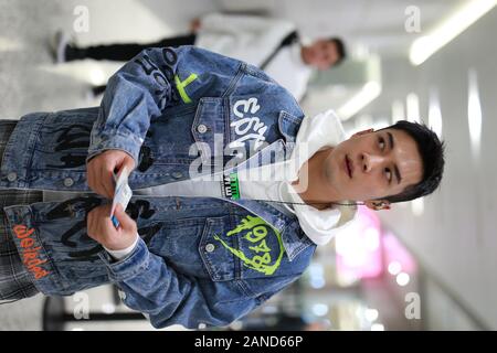 --FILE--Chinese actor Han Dongjun, also known as Elvis Han, shows up at an airport in Shanghai, China, 3 November 2019. *** Local Caption *** fachaosh Stock Photo