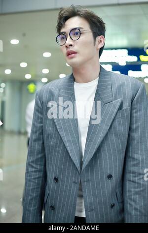 --FILE--Chinese actor Zhang Binbin, also known as Vin Zhang, talks with his companions at an airport in Beijing, Chinese, 19 July 2019. *** Local Capt Stock Photo