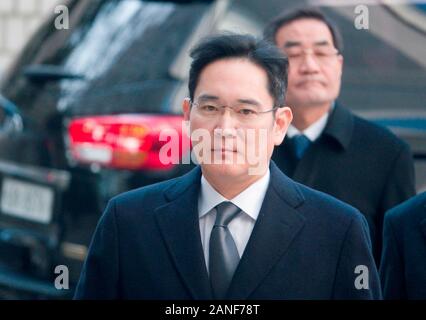 Seoul High Court in South Korea. 17th January, 2020. Seoul, South Korea. 17th January, 2020. Lee Jae-Yong, Jan 17, 2020 : Samsung Electronics Vice Chairman Lee Jae-Yong arrives at the Seoul High Court in Seoul, South Korea. Lee attended on Friday an appeals trial after the Supreme Court ordered the appellate court in August, 2019 to review its suspended jail sentence for him over bribing a confidante of jailed former President Park Geun-Hye, local media reported. Credit: Lee Jae-Won/AFLO/Alamy Live News Stock Photo