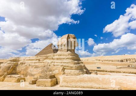 Great Sphinx and Great Pyramid Khufu, Pyramid of Khufu, in sandy desert, giza, cairo, Egypt, North Africa, Africa Stock Photo