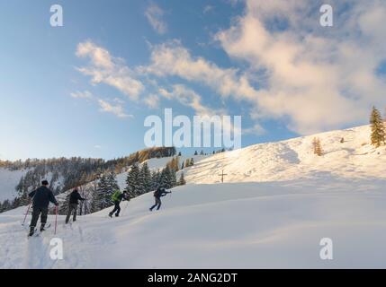 Hochfilzen: people cross-country skiing, mountain Buchensteinwand in Kitzbüheler Alpen - Pillersee Tal, Tirol, Tyrol, Austria Stock Photo