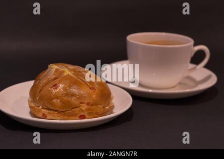 Bun maska or butter and tea, table top Stock Photo