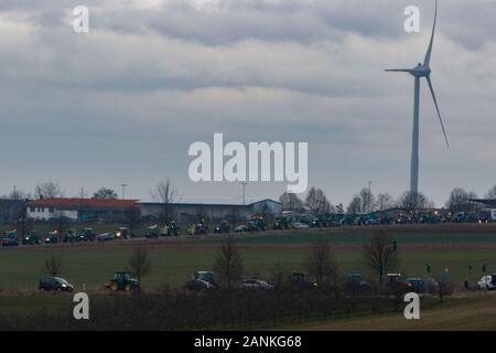 Mainz, Germany. 17th January 2020. A long line of tractors line up, to drive past the studios of the ZDF TV station. Over 800 farmers with their tractor protested outside the ZDF TV station in Mainz against the media reporting of the agricultural politics. Afterwards they try to create the world wide longest mobile tractor chain by driving from the TV station through Rhenish Hesse, to protest against the new fertiliser regulations. Stock Photo