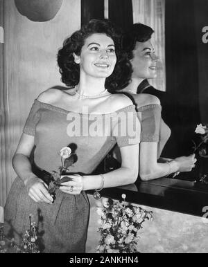 AVA GARDNER 1950 Portrait holding Rose with Mirror Reflection at her London Hotel Publicity for PANDORA AND THE FLYING DUTCHMAN released 1951 Stock Photo