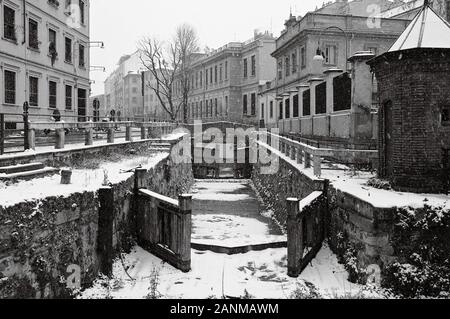 Conca dell'Incoronata with its wooden doors while snowing. It was designed by Leonardo da Vinci for the naviglio canal - Milan, Italy Stock Photo