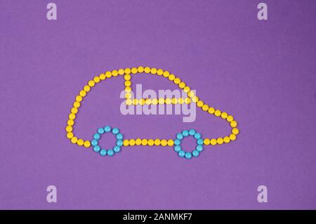 Auto aus Schokolinsen - Car made of chocolate lentils Stock Photo