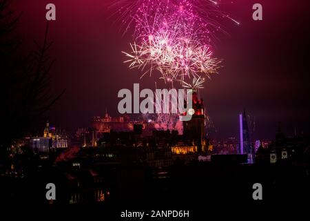 Winter overthrows Summer in front of audience of thousands at Edinburgh’s Samhuinn Fire Festival  Thousands gathered to watch Winter triumph over Summ Stock Photo