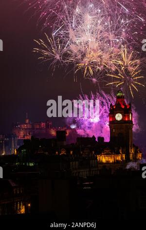 Winter overthrows Summer in front of audience of thousands at Edinburgh’s Samhuinn Fire Festival  Thousands gathered to watch Winter triumph over Summ Stock Photo