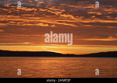 Dundee, UK. 19th January 2020. Sunrise over Invergowrie Bay near Dundee. A dramatic start to another cold day in Tayside.  © Stephen Finn/17�Թ����� Live News Stock Photo