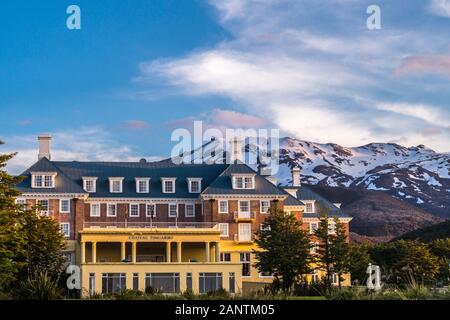 Snow on Mount Ruapehu and Chateau Tongariro Hotel, neo-Georgian style, by Herbert Hall, 1929,, Tongariro National Park, North Island, New Zealand Stock Photo