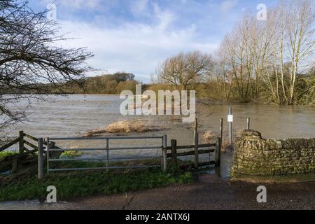 Heavy winter rain causes flooding of the River Great Ouse at Radwell, Bedfordshire, UK Stock Photo