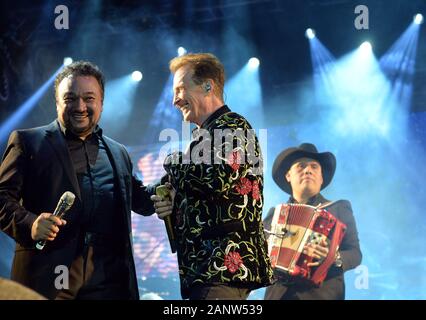 Emmanuel y Mijares durante su concierto en el Festival Alfonso Ortiz Tirado 2020, FAOT, en Alamos, Sonora, Mexico el 19 enero 2020. (Foto: NortePhoto.com) Stock Photo