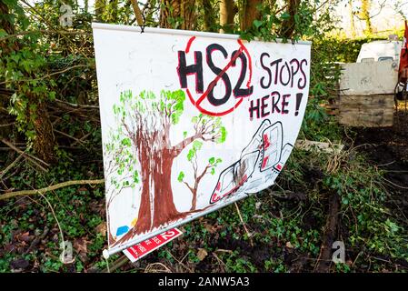 Wendover, Buckinghamshire, UK.18th January 2020. Determined campaigners opposing HS2 recently established the Wendover Active Resistance Camp in woodland south of Wendover adjacent to the the A413. The camp is in the path of the proposed HS2 rail line where it would cross the A413. The Wendover Active Resistance Camp intend to occupy their site for as long as possible, opposing the construction of the HS2 rail line. Entrance to camp, placards warn passing motorists that the HS2 rail line will cross here, and a banner indicates HS2 will be stopped here. Credit: Stephen Bell/Alamy