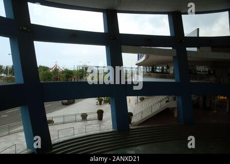The exterior of the Mall of Asia and Seaside Boulevard, Pasay, Metro Manila, The Philippines. Stock Photo