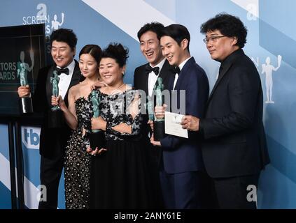 Los Angeles, United States. 19th Jan, 2020. (L-R) Song Kang-ho, Cho Yeo-jeong, director Bong Joon-ho, Lee Jung-eun, Choi Woo-shik, and Lee Sun-kyun appear backstage with the award for Outstanding Performance by a Cast in a Motion Picture for 'Parasite', during the 26th annual SAG Awards held at the Shrine Auditorium in Los Angeles on Sunday, January 19, 2020. The Screen Actors Guild Awards will be broadcast live on TNT and TBS. Photo by Jim Ruymen/UPI. Credit: UPI/Alamy Live News Stock Photo