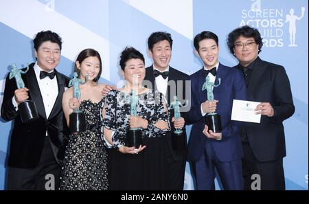 Los Angeles, CA. 19th Jan, 2020. Song Kang Ho, So-dam Park, Jeong-eun Lee, Sun-kyun Lee, Woo-sik Choi, Bong Joon-ho in the press room for 26th Annual Screen Actors Guild Awards - Press Room, Shrine Auditorium, Los Angeles, CA January 19, 2020. Credit: Elizabeth Goodenough/Everett Collection/Alamy Live News Stock Photo