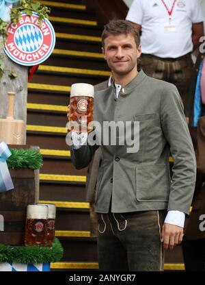 Thomas MUELLER (MULLER, FC Bayern Munich), with Mass Bier. Football FC Bayern Munich, traditional Oktoberfest visit to the Kaefer Schenke, on October 6th, 2019 in Muenchen/Germany. | usage worldwide Stock Photo