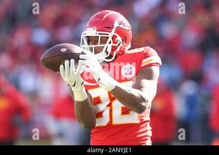 Kansas City Chiefs strong safety Tyrann Mathieu (32) tackles Los