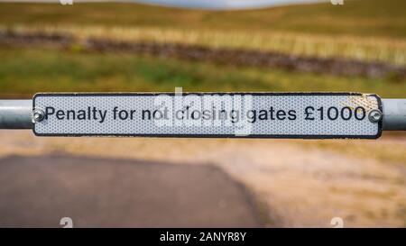 Sign: Penalty for not closing gates 1000 Pounds, seen on the B6259 road between Garsdale Head and Aisgill, Cumbria, England, UK Stock Photo