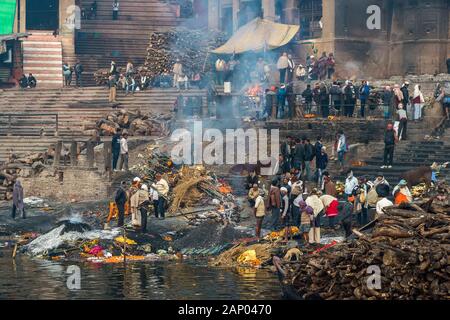 Cremation at Manikarnika ghat, Varanasi, Uttar Pradesh, India Stock Photo