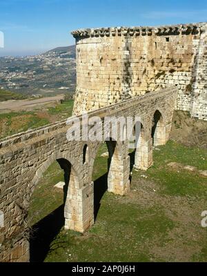 Syria Arab Republic. Krak des Chevaliers. Crusader castle, under control of Knights Hospitaller (1142-1271) during the Crusades to the Holy Land, fell into Arab control in the 13th century. View of the bridge-shaped aqueduct that supplied water to the cistern. Photo taken before the Syrian Civil War. Stock Photo