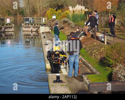 Oxford, UK. 20th Jan 2020. Divers working for the Environment Agency take advantage of the bright but cold day to do a routine underwater inspection of Iffley Lock on the River Thames. Credit: Angela Swann/Ģ����ý Live News Stock Photo