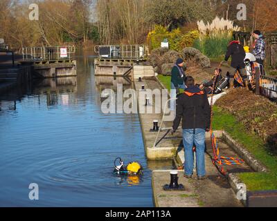 Oxford, UK. 20th Jan 2020. Divers working for the Environment Agency take advantage of the bright but cold day to do a routine underwater inspection of Iffley Lock on the River Thames. Credit: Angela Swann/Ģ����ý Live News Stock Photo
