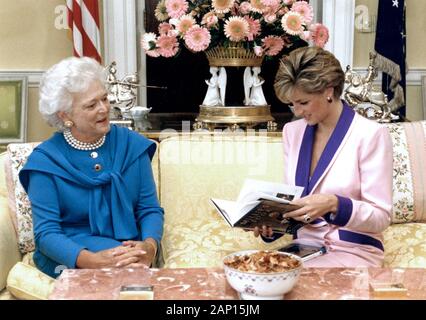 Diana, HRH The Princess of Wales (right) with First Lady Barbara Bush (left) in The White House. Diana is looking at Millie's book by Mrs Bush 1990. Stock Photo