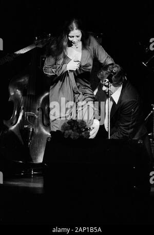 Johnny Cash, amerikanischer Country Sänger und Songschreiber, bei einem Konzert in Hamburg mit Ehefrau June Carter Cash, Deutschland um 1981. American country singer and song writer Johnny Cash and his wife June Carter Cash performing at Hamburg, Germany, around 1981. Stock Photo