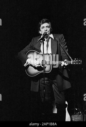 Johnny Cash, amerikanischer Country Sänger und Songschreiber, bei einem Konzert in Hamburg, Deutschland um 1981. American country singer and song writer Johnny Cash performing at Hamburg, Germany, around 1981. Stock Photo