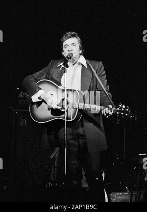 Johnny Cash, amerikanischer Country Sänger und Songschreiber, bei einem Konzert in Hamburg, Deutschland um 1981. American country singer and song writer Johnny Cash performing at Hamburg, Germany, around 1981. Stock Photo