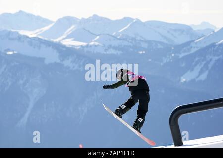 Leysin, Switzerland. 20th Jan, 2020. Liam Brearley of Canada competes during the Men's Slopestyle final of Snowboard at the 3rd Winter Youth Olympic Games in Leysin, Switzerland, Jan. 20, 2020. Credit: Wang Jianwei/Xinhua/Alamy Live News Stock Photo