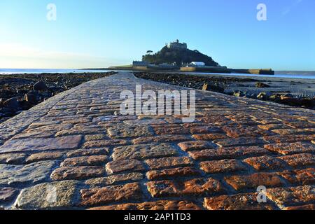 The causeway at low tide allowing visitors to walk to St. Michael's Mount, Cornwall, UK - John Gollop Stock Photo