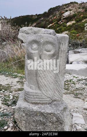 Stone sculpture of an Owl in the Tout Qarry sculpture park on Portland bill in Dorset, UK. Stock Photo