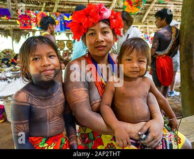 Mother and her two children posing in the Embera Indigenous Village in the Charges National Park, Panama Stock Photo