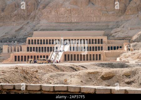 Egypt, Valley of the Kings. Tourists visiting the Mortuary Temple of Hatshepsut dedicated to the sun god Amon.  From the 16th to 11th century BC; rock Stock Photo
