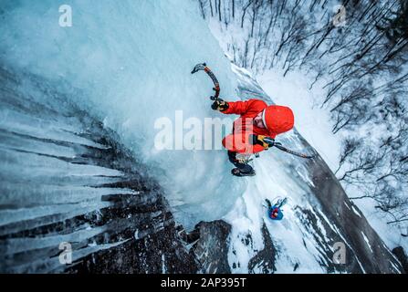 Man ice climbing on Cathedral Ledge in North Conway, New Hampshire Stock Photo