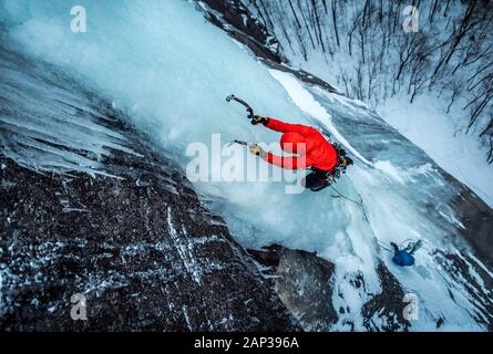 Man ice climbing on Cathedral Ledge in North Conway, New Hampshire Stock Photo