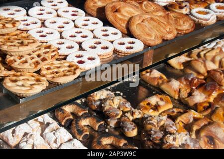Cakes & pastries displayed in a shop window in Glen Huntly Road, Elsternwick, Melbourne Stock Photo