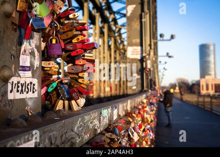 padlocks on fence of footpath of the Hohenzollern railway bridge, the cathedral, Cologne, Germany.  Vorhaengeschloesser als Liebesschloesser am Zaun e Stock Photo