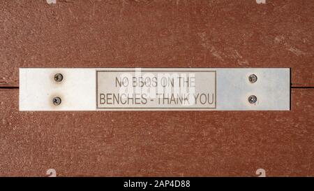 Sign: No BBQs on the benches - thank you, tightened to a table Stock Photo